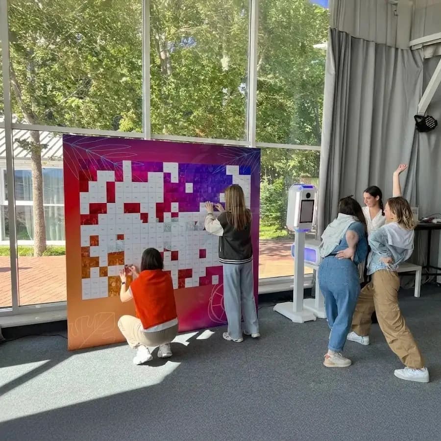 Процесс создания фотомозаики (фотостены) на мероприятии