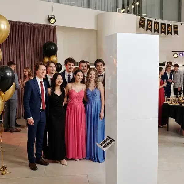 Фотобудка на выпускной с печатью фотополосок