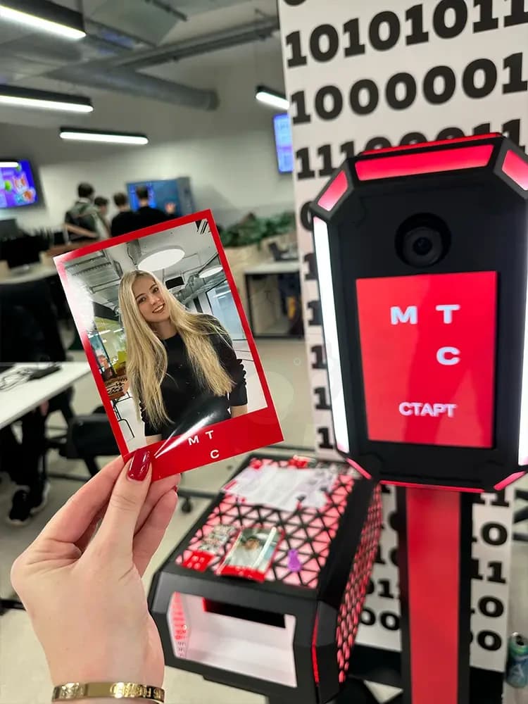Напечатанное фото в руках и фотобудка MixUp с брендированием МТС