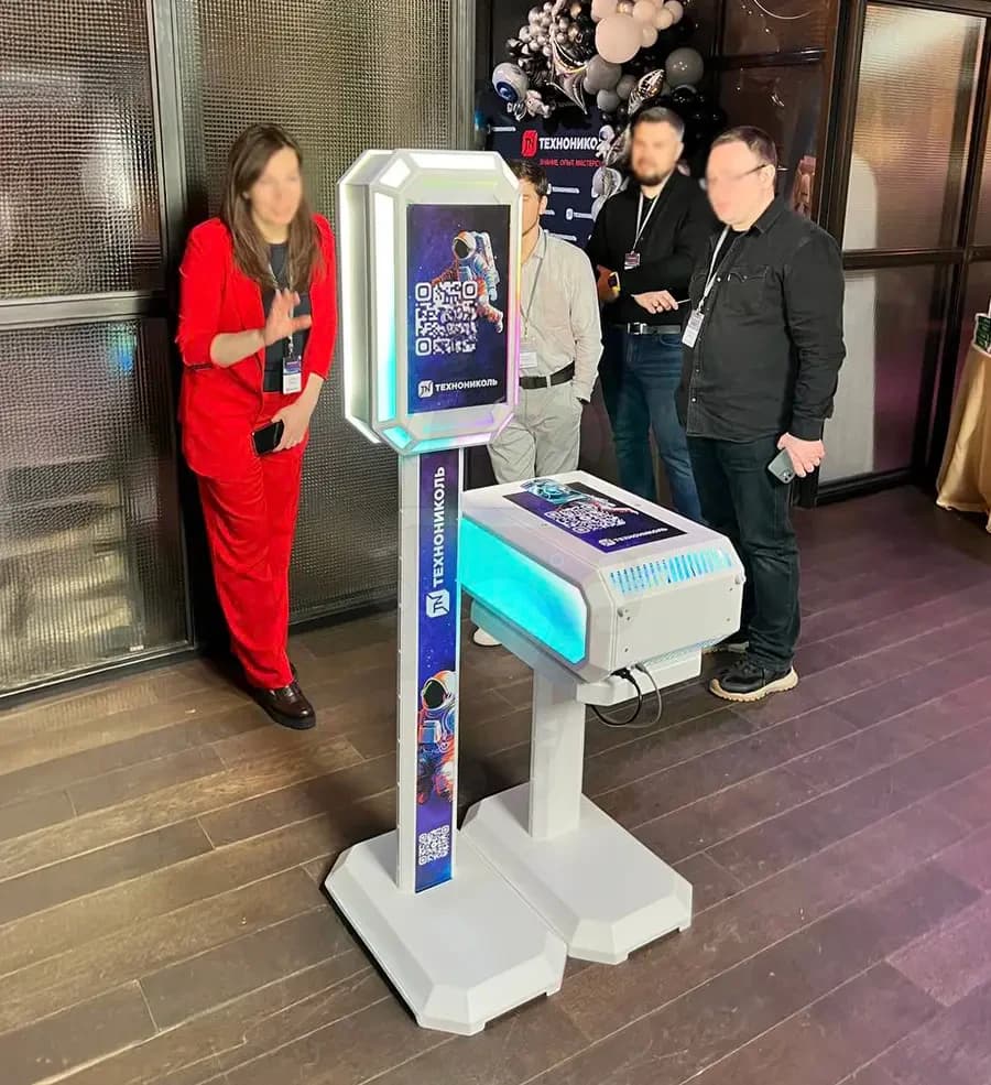 Фотобудка MixUp на корпоративе с брендированием логотипом