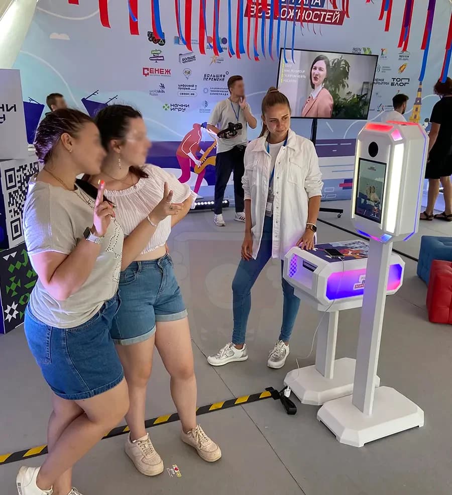 Фотобудка MixUp на промо-акции с логотипом бренда