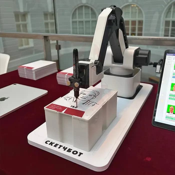 Скетчбот (скетч-бот, SketchBot) - робот-художник создает портреты на мероприятии