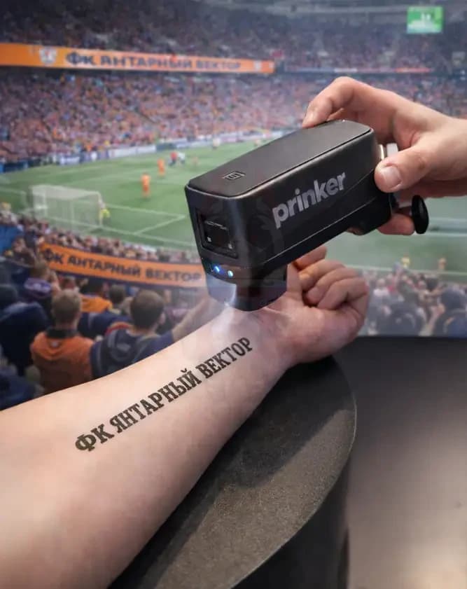 Временные тату с символикой на спортивном мероприятии