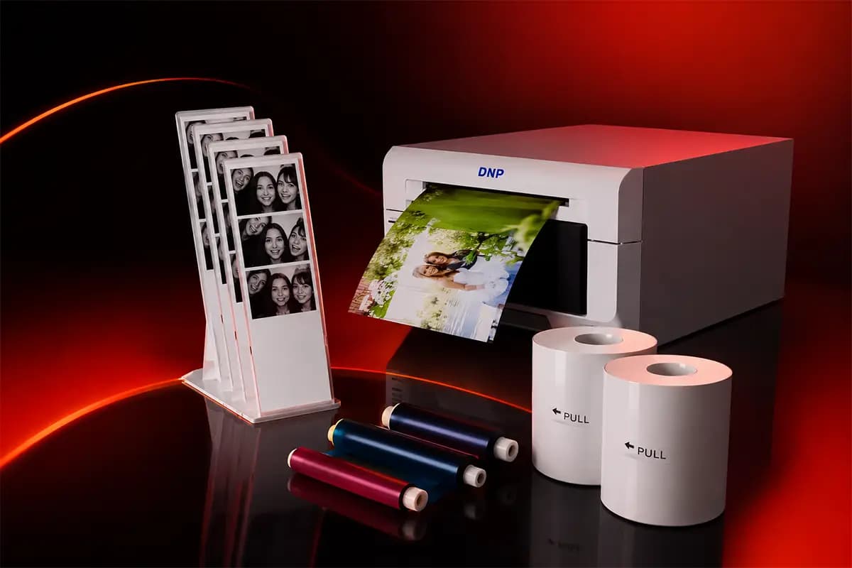 Фотопринтер DNP DS620 с рулонами бумаги, красящими лентами и готовыми фотополосками