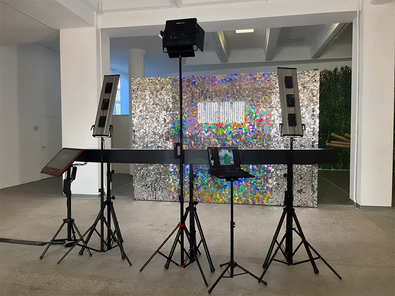 3D-фотозона с блестящим фоном и сенсорной панелью в лофт-пространстве