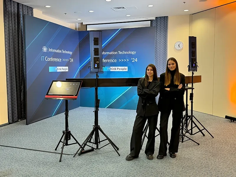 3D-фотозона на IT Conference 2024 с операторами