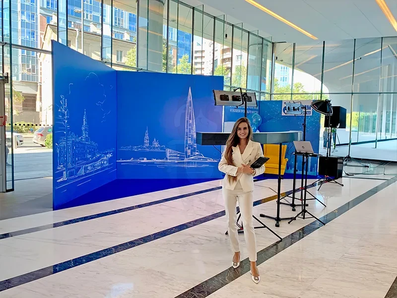 3D-фотозона на корпоративе Газпром с брендированным фоном Санкт-Петербурга