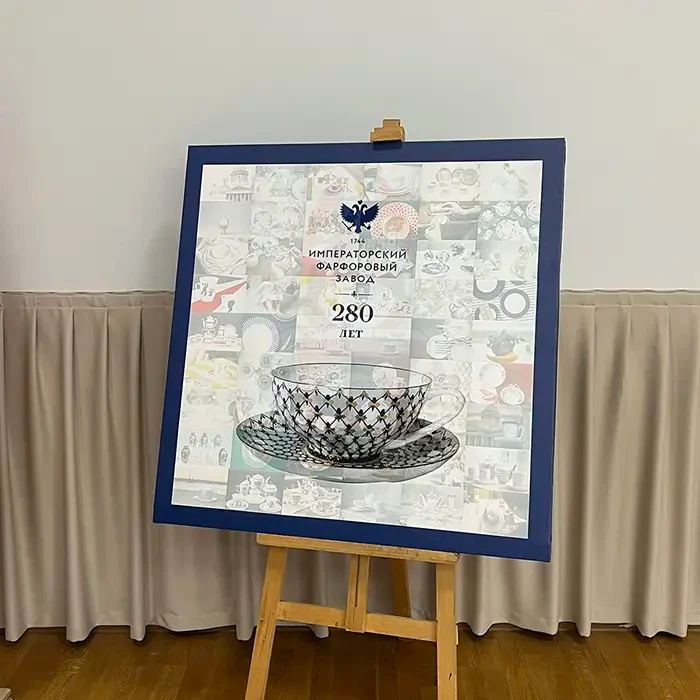 Гости приклеивают стикеры на панно фотомозаики