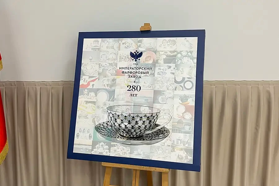 Готовое панно фотомозаики с фотографиями гостей в офисе компании