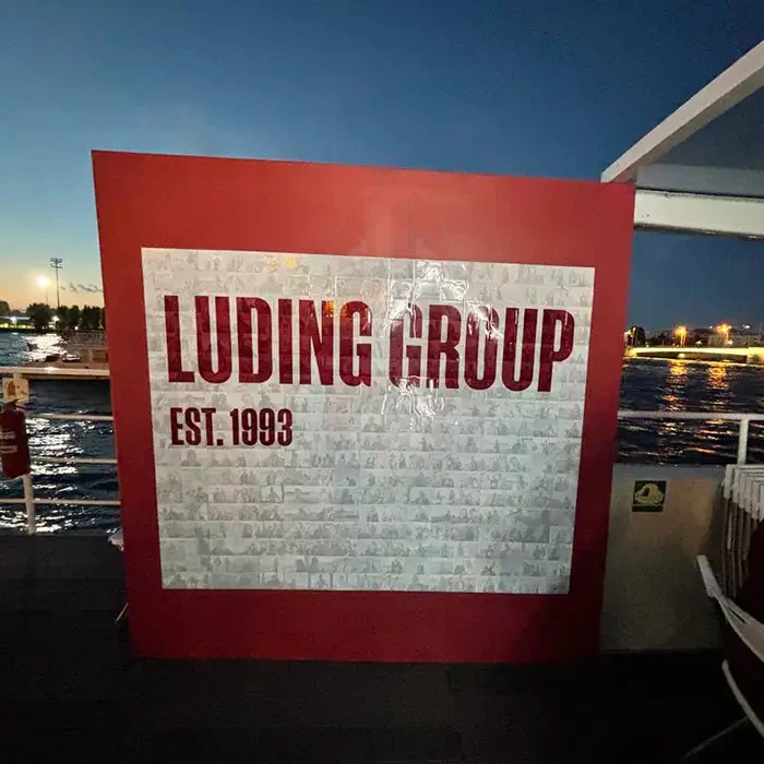 Фотомозаика (фотостена) на свадьбе, гости собирают панно