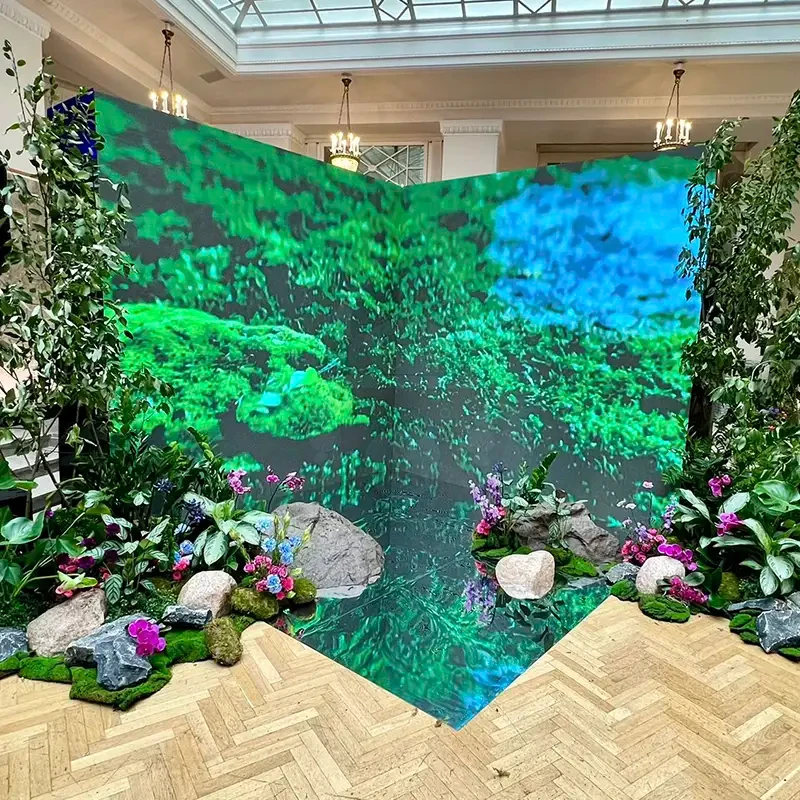 Гости на фоне LED-панелей на корпоративе