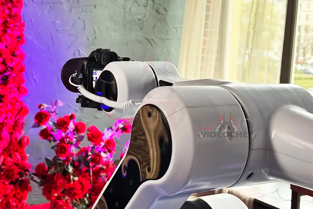 Робот-оператор снимает замедленное видео 180 кадр/сек на мероприятии