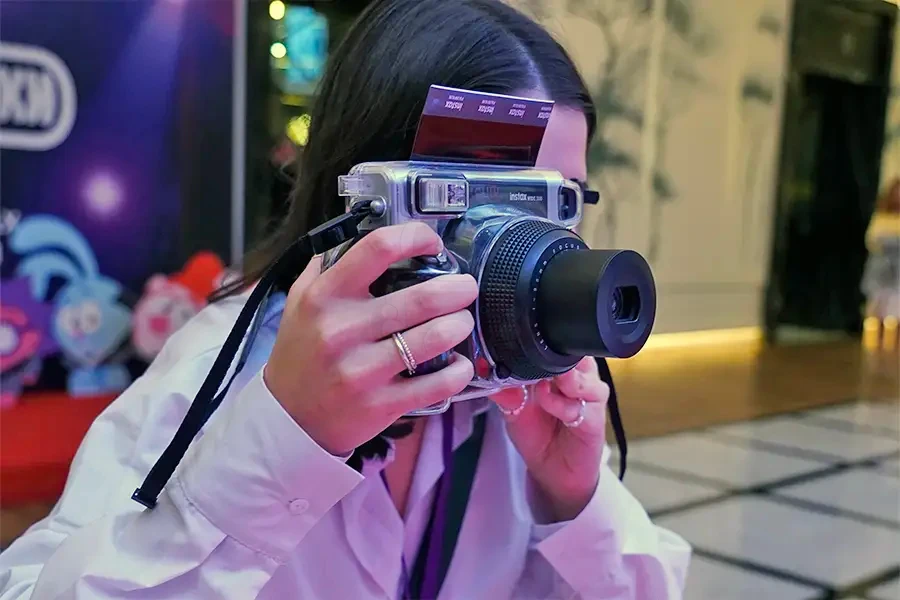 Проявка мгновенного снимка в руках гостя на мероприятии