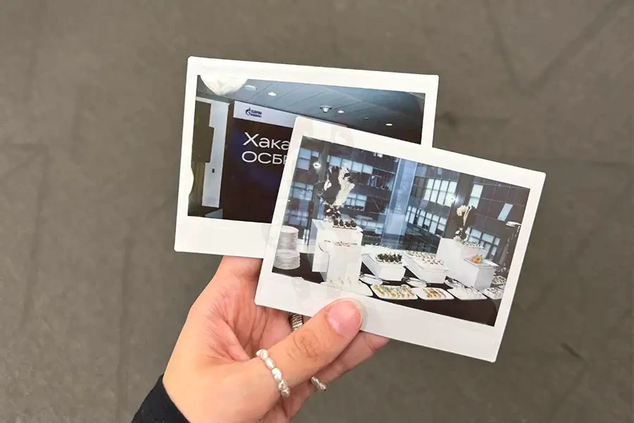 Оператор делает мгновенное фото на мероприятии