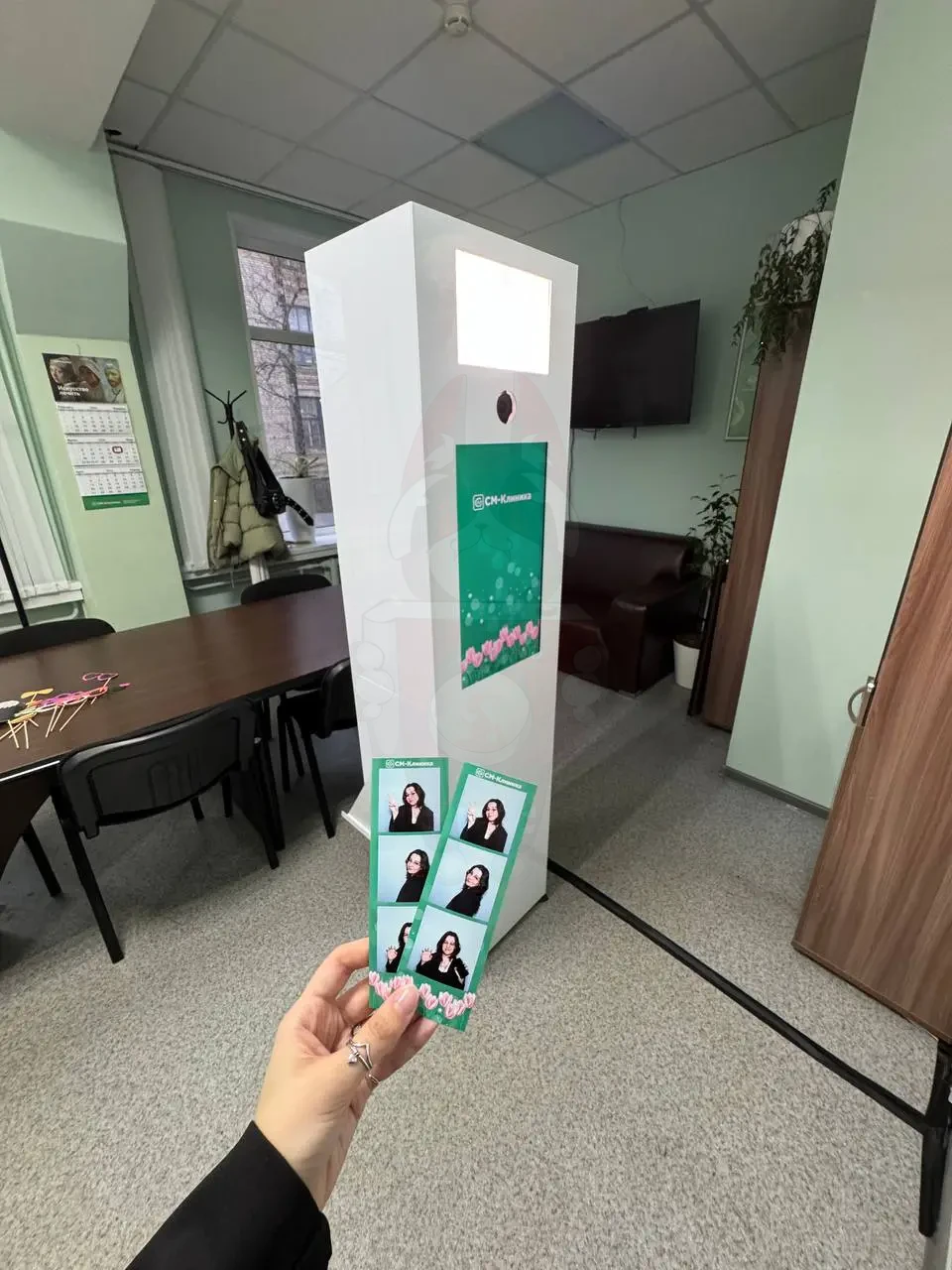 Напечатанные фотополоски 5×15 см с праздничным оформлением СМ-Клиника