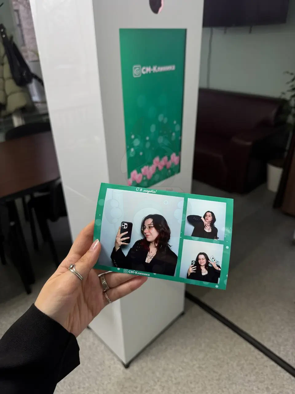 Фото 10×15 см с надписью «С 8 Марта!» в фирменном стиле СМ-Клиника