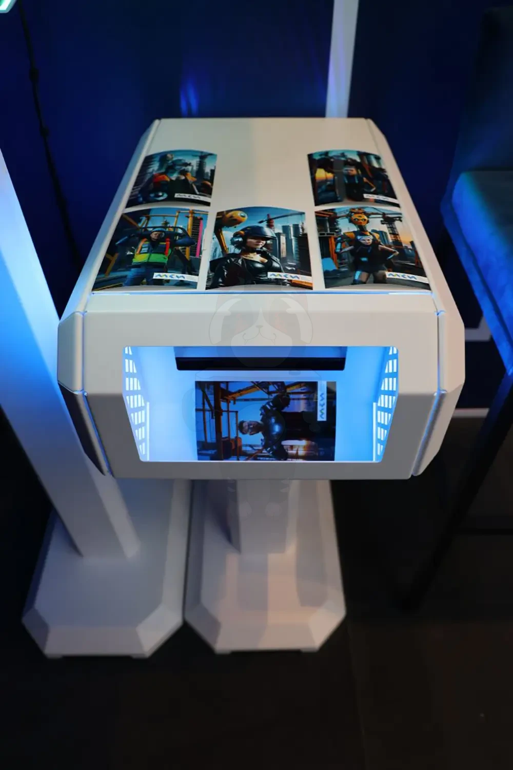 Принтер с напечатанными фотографиями в стиле строителя будущего