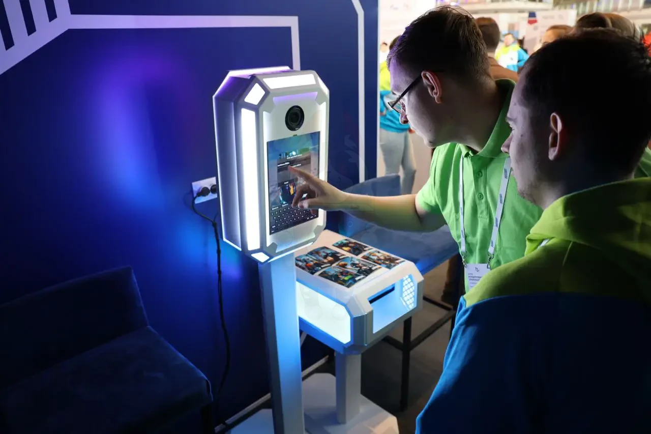 Посетители выбирают стиль генерации на сенсорном экране фотобудки