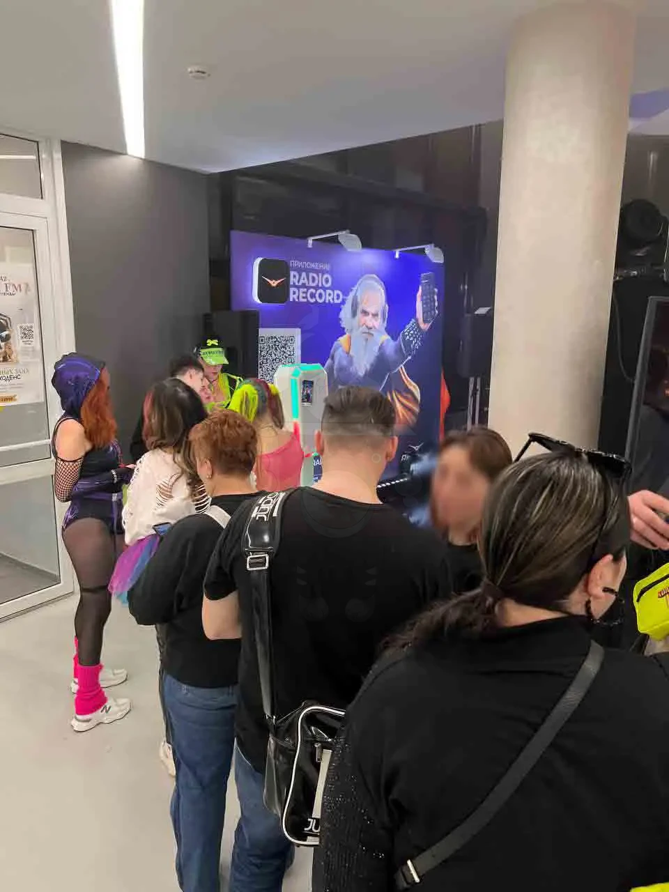Очередь гостей к фотобудке с нейросетью на рейв-фестивале Колбасный Цех в Петербурге