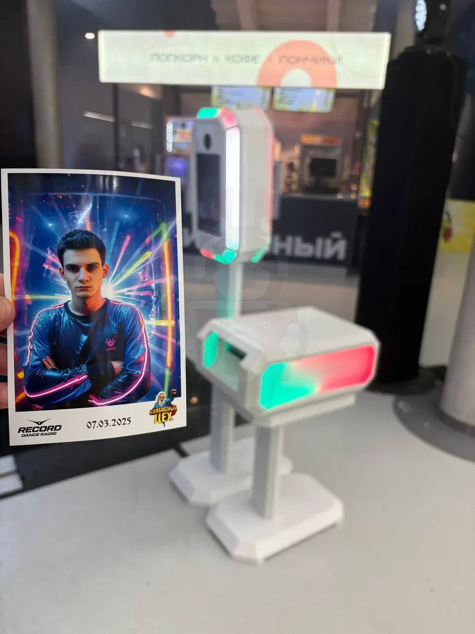 Напечатанная фотография с нейросетью и фотостойка MixUp на фестивале Radio Record