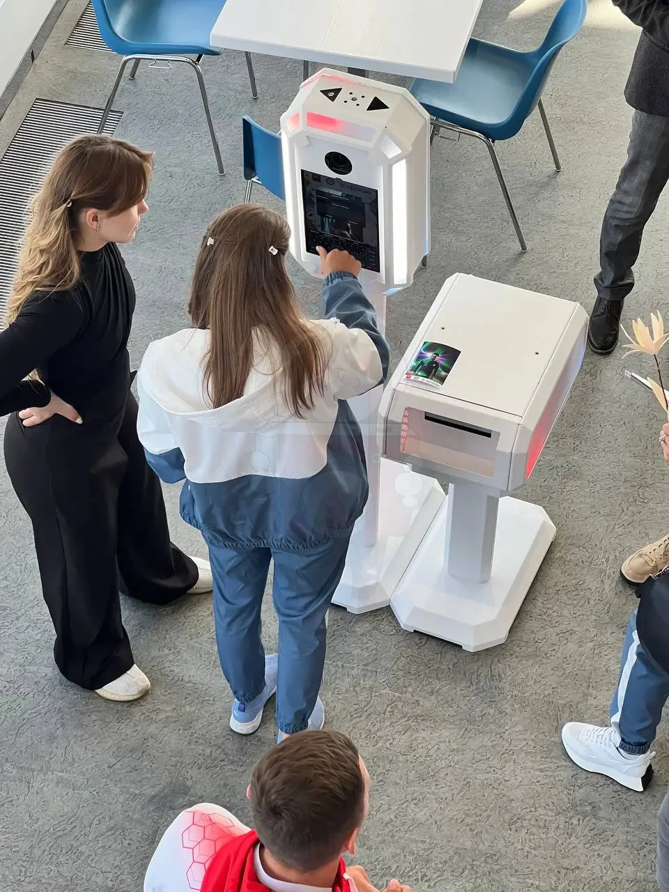 Участницы Спартакиады выбирают стиль обработки нейросетью в фотобудке VideoChef