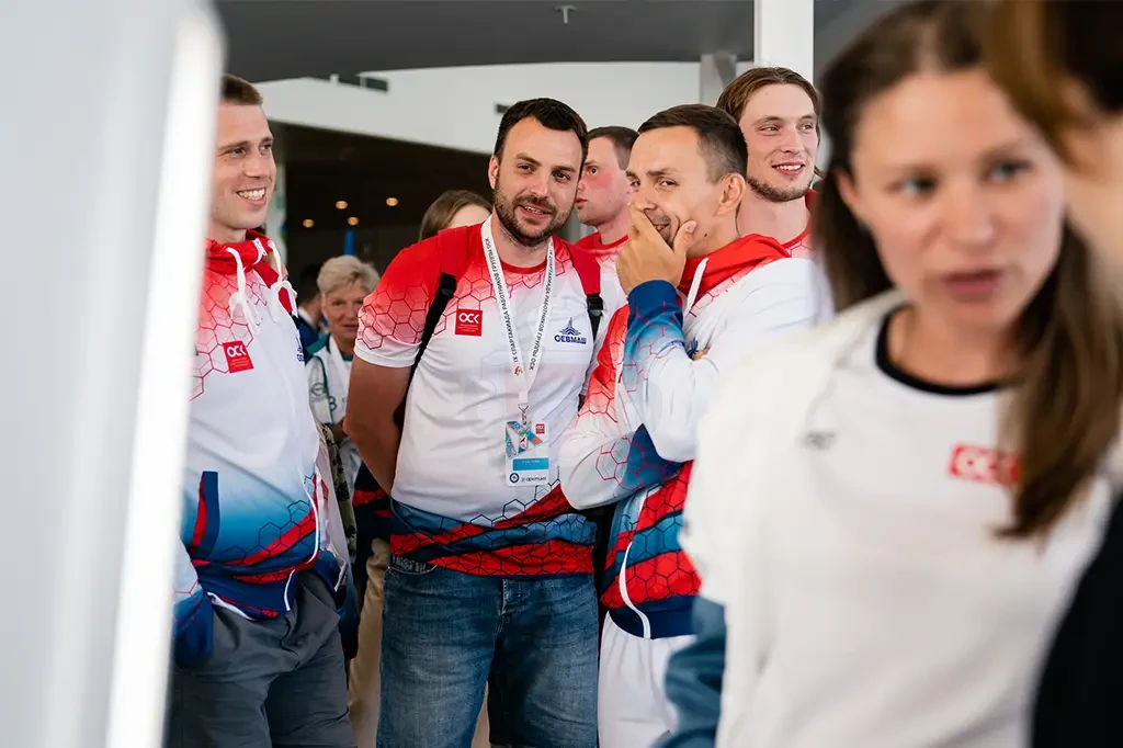 Группа спортсменов ОСК с нейросетевыми портретами на Спартакиаде в Северодвинске