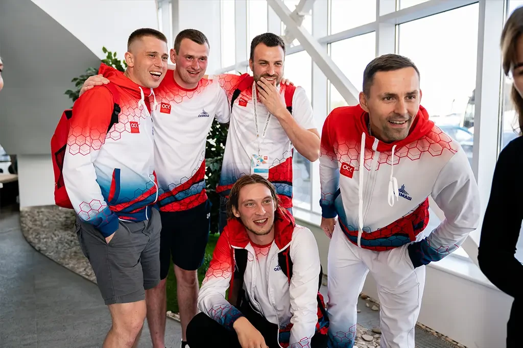 Напечатанный AI-портрет в руках участника Спартакиады ОСК, обработка нейросетью SDXL