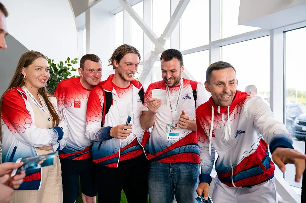 Участники Спартакиады ОСК фотографируются в нейросетевой фотобудке VideoChef