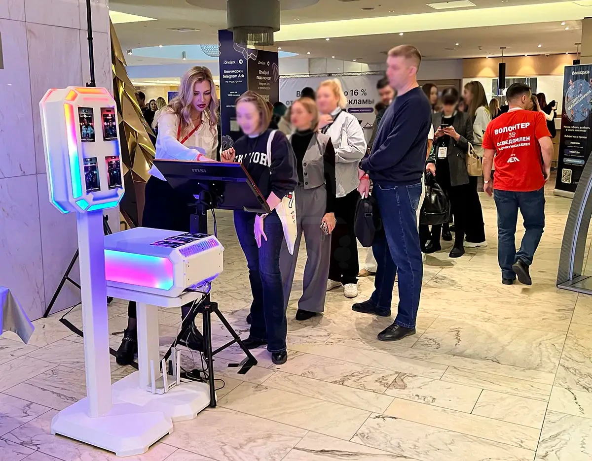 Фотобудка MixUp с нейросетью и станция отправки на конференции, очередь гостей