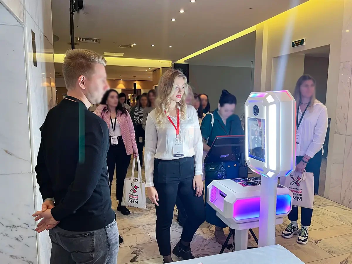 Фотобудка с нейросетью и очередь гостей на конференции Суровый Питерский SMM