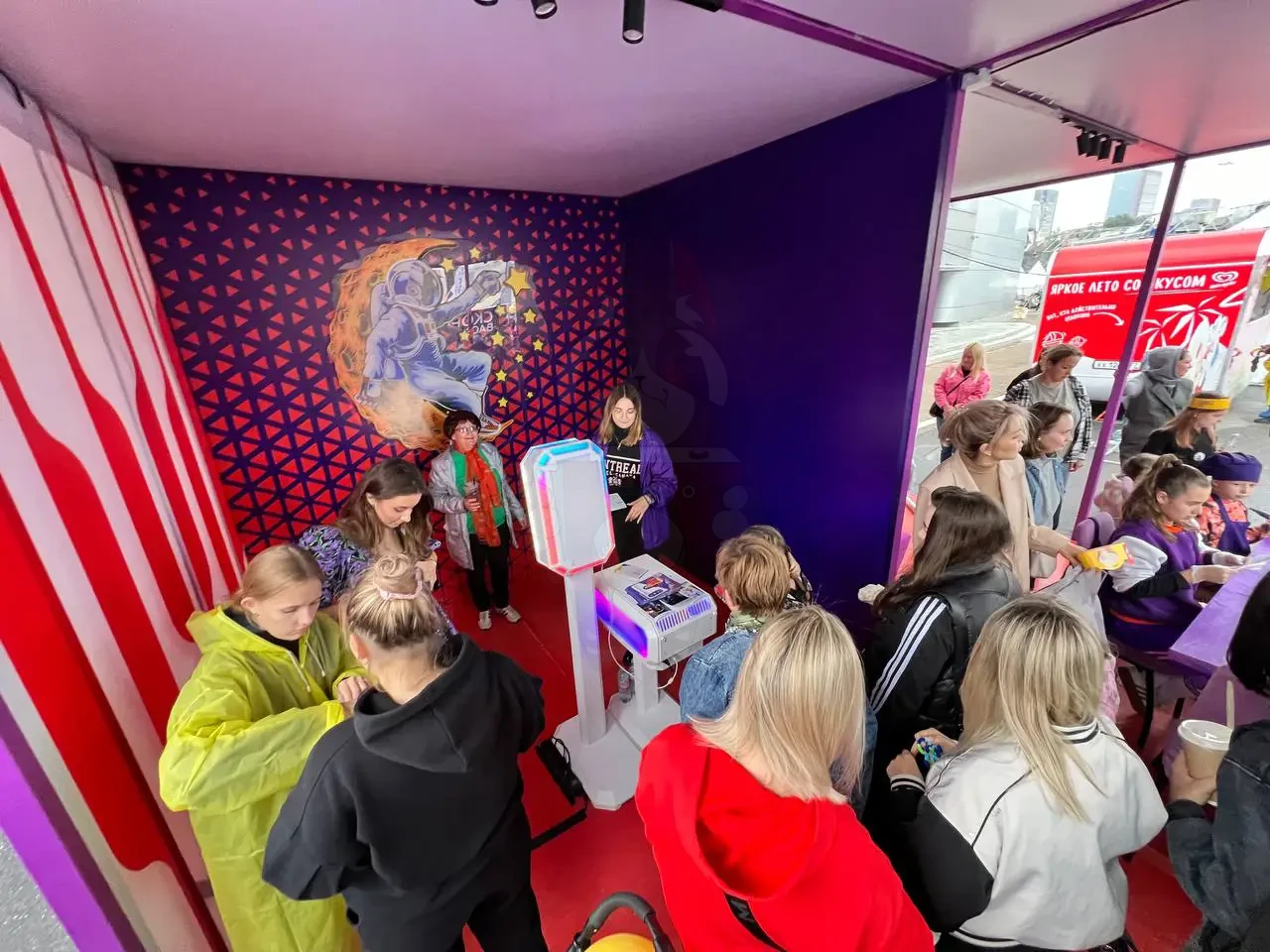 Фотобудка с нейросетью MixUp на стенде Ростелекома на гастрофестивале «Есть!» в Уфе