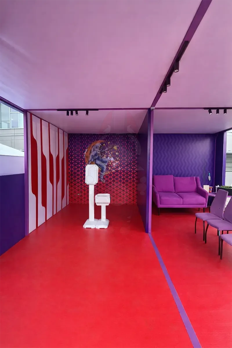 Фотобудка MixUp на фирменном стенде Ростелекома с лаунж-зоной и мурал-артом