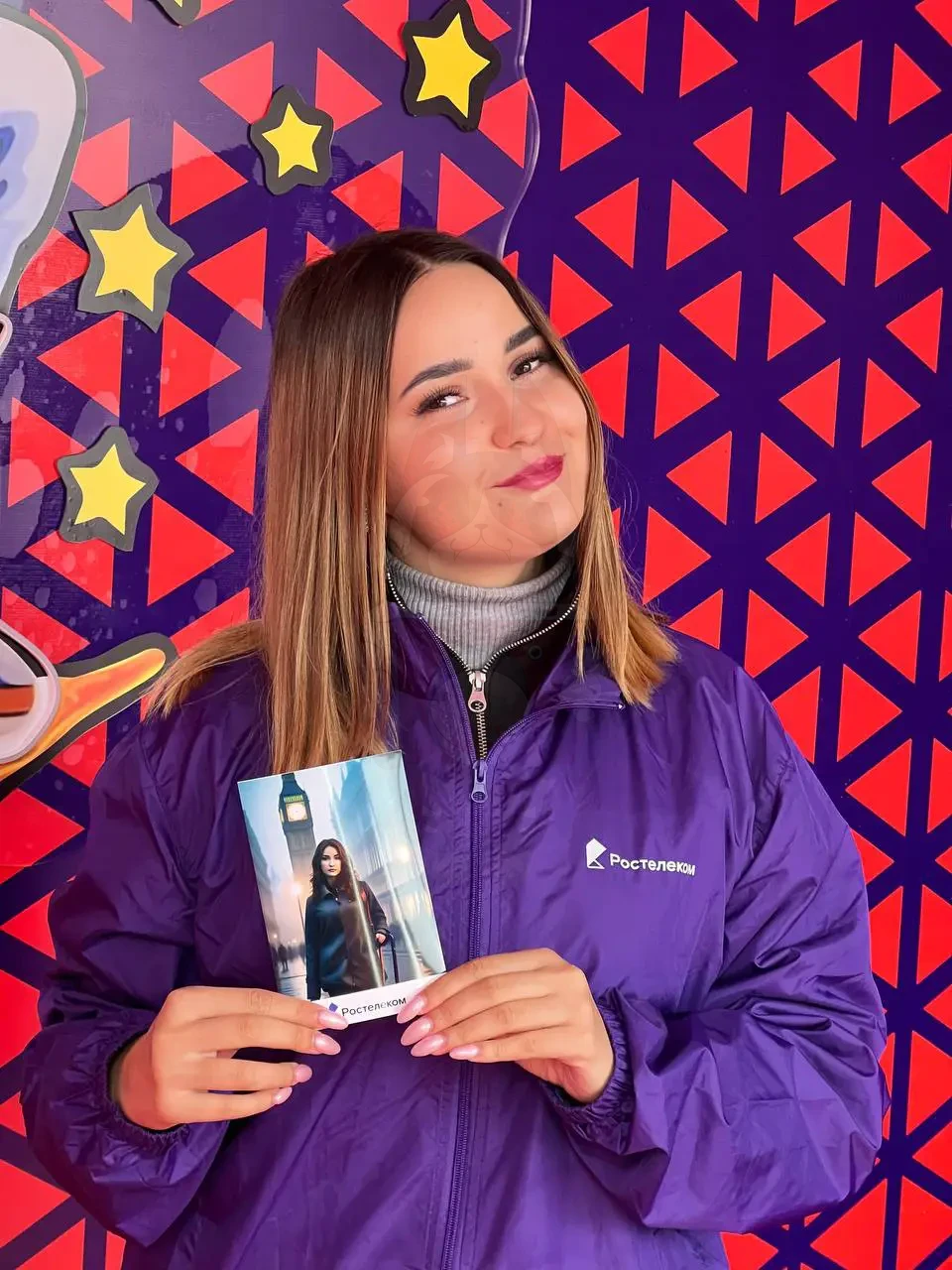 Девушка в фирменной куртке Ростелеком с напечатанной фотографией от нейросети на фестивале «Есть!»
