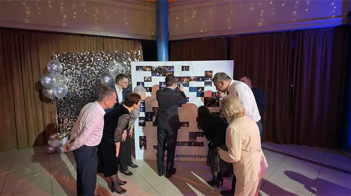 Гости заполняют фотомозаику на корпоративе Профрадиоэлектрон в Петербурге