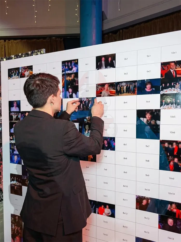Оператор размещает снимок в ячейку панно фотомозаики на корпоративном вечере
