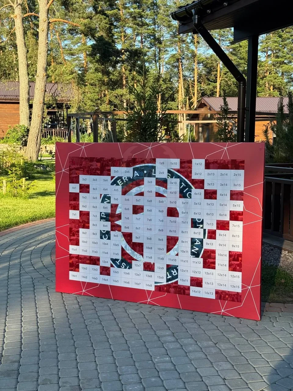 Фотомозаика собрана наполовину: часть стикеров уже на полотне, логотип начинает проявляться