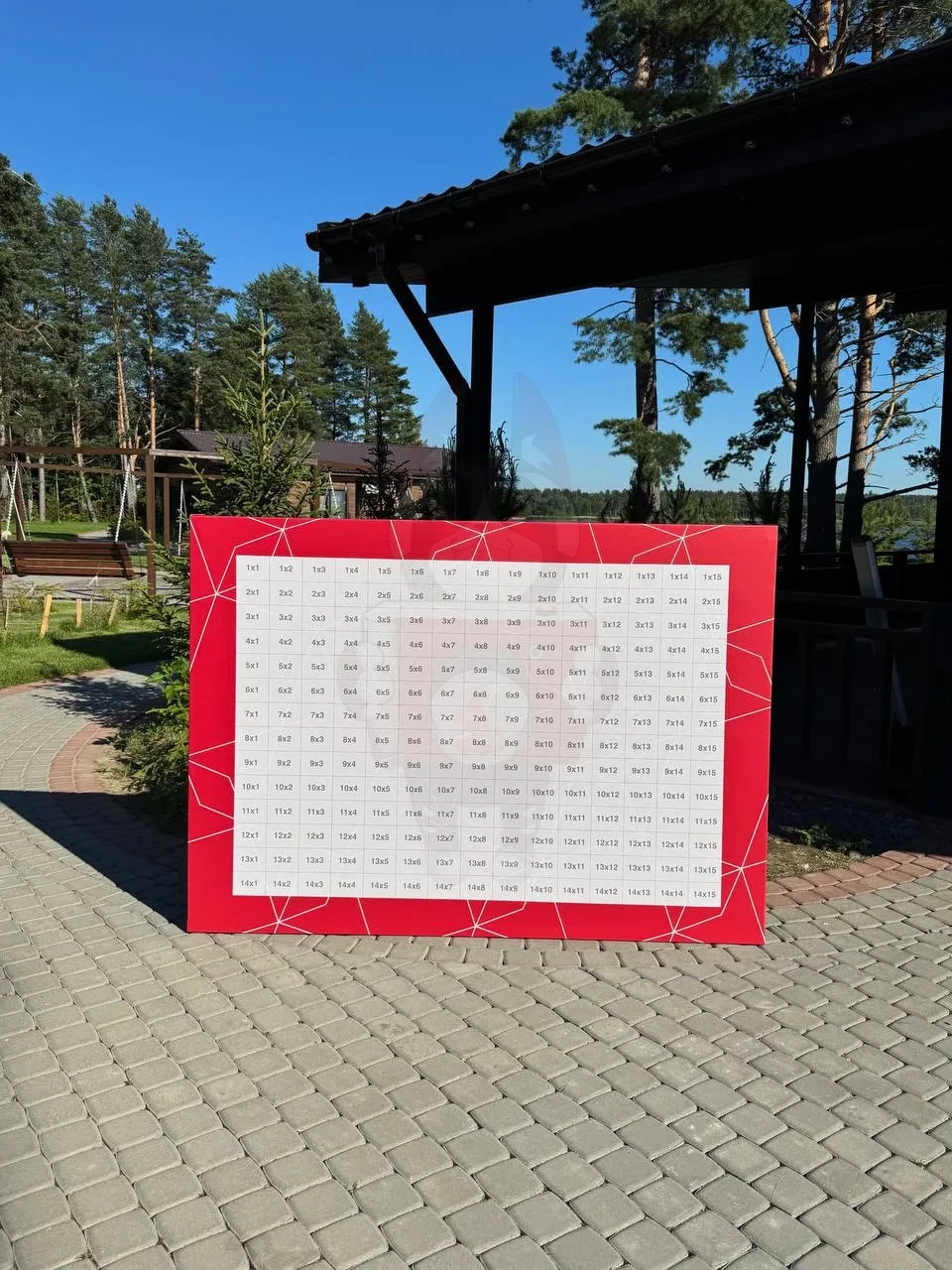 Пустая сетка фотомозаики 14×15 с координатами ячеек перед началом вечерней программы юбилея компании