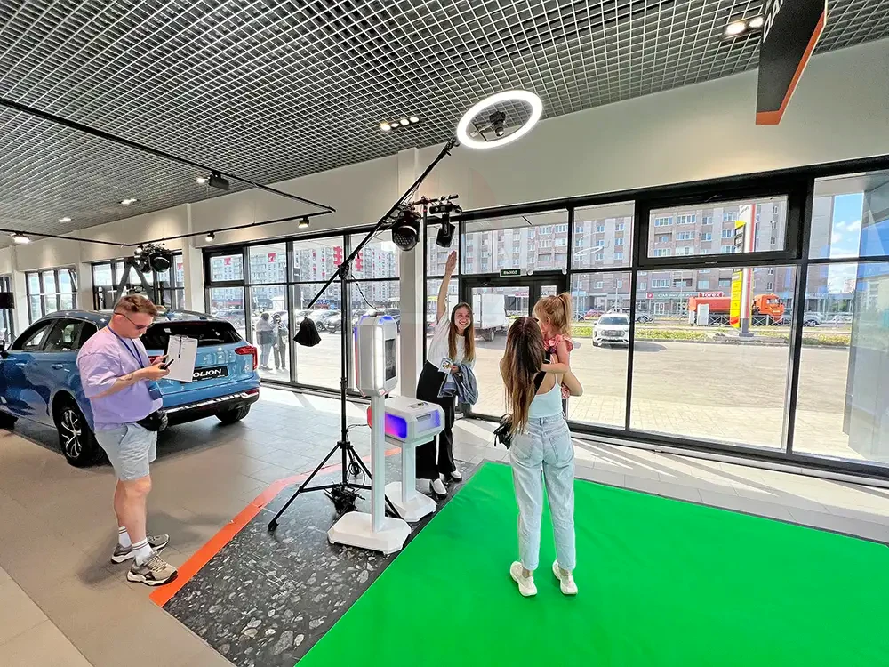 Процесс съёмки на фотостойке MixUp с хромакеем в автосалоне