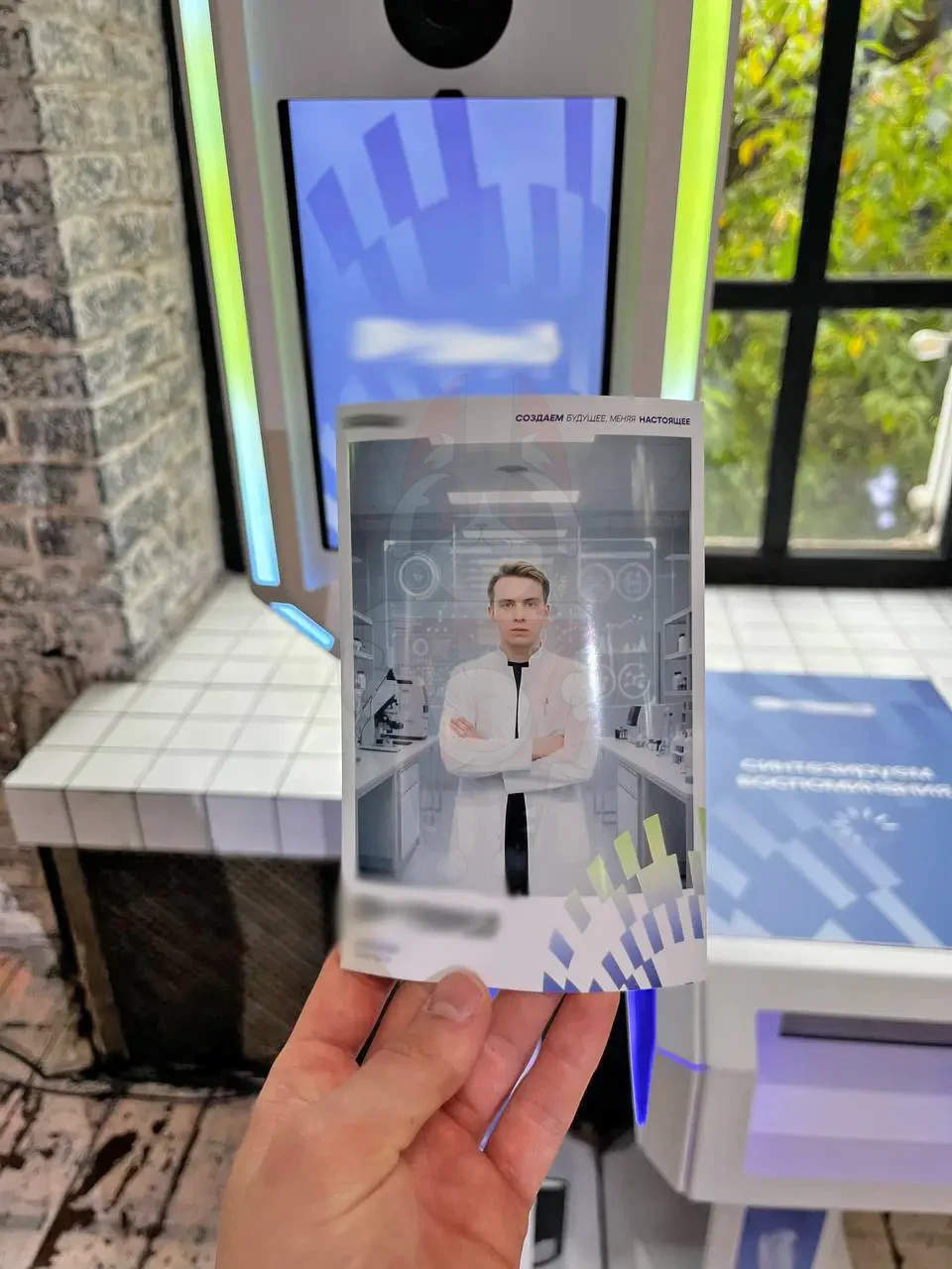 Напечатанное фото со стилем нейросети «учёный в лаборатории» в руках гостя фестиваля