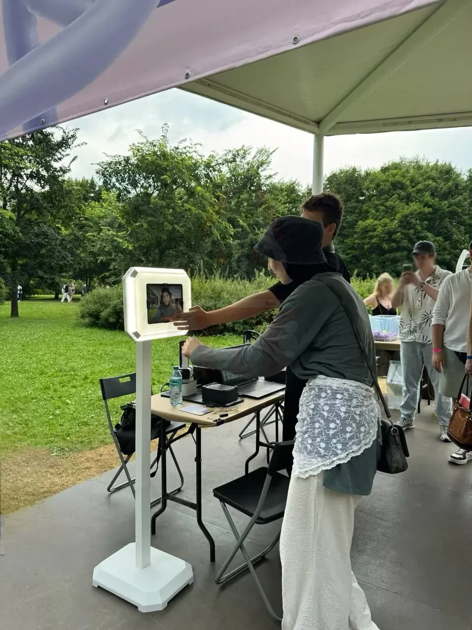 Гости фотографируются на фотостойке скетчбота на фестивале ITMO Family Day в Парке 300-летия