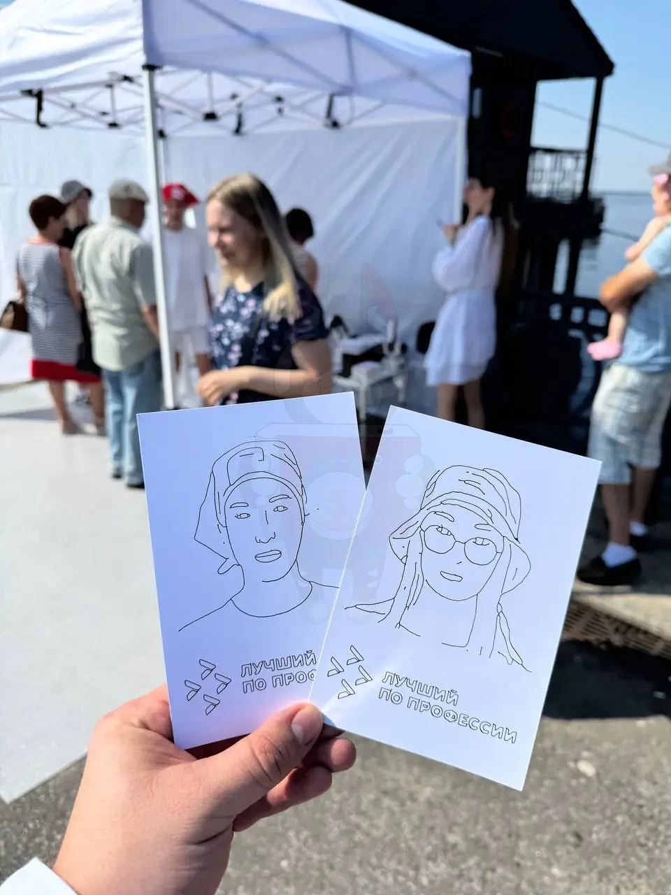 Два портрета нарисованных скетчботом с логотипом «Лучший по профессии» на Красной пристани