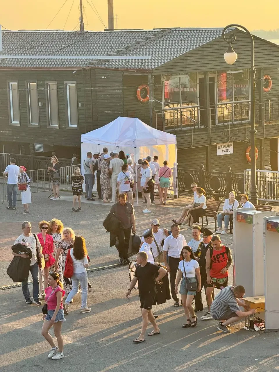 Вид на площадку Трудфеста на Красной пристани в Архангельске, шатры и гости фестиваля