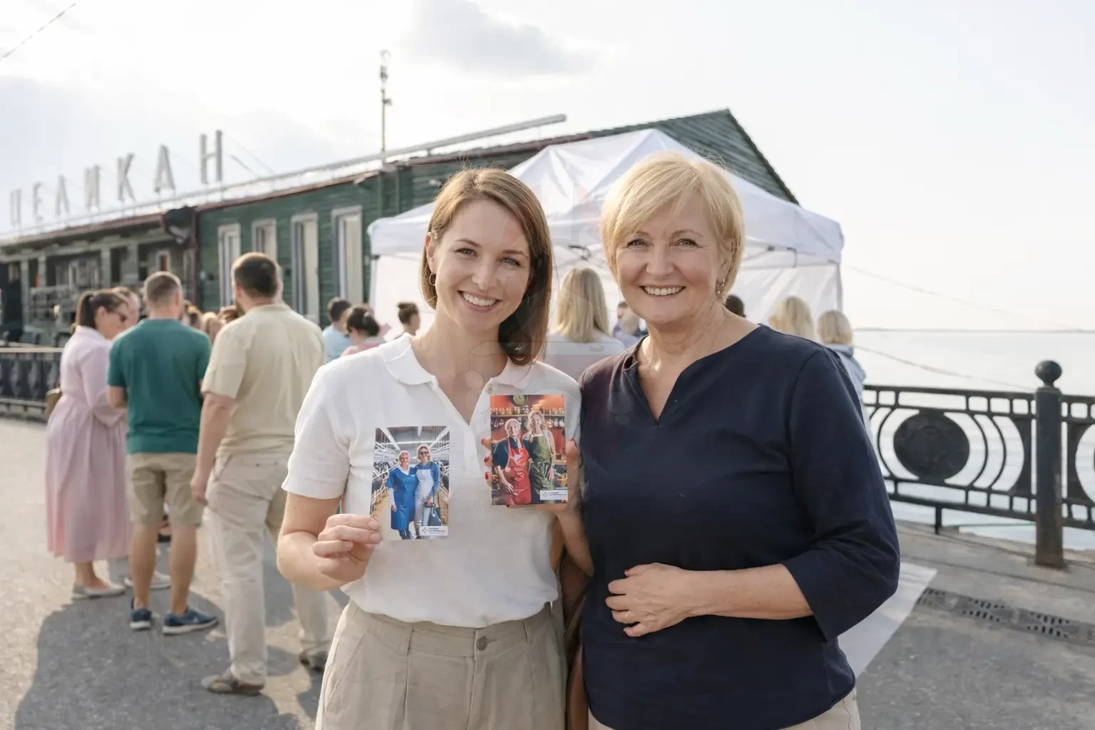 Гости с напечатанными фото от нейросети на фоне Красной пристани в Архангельске