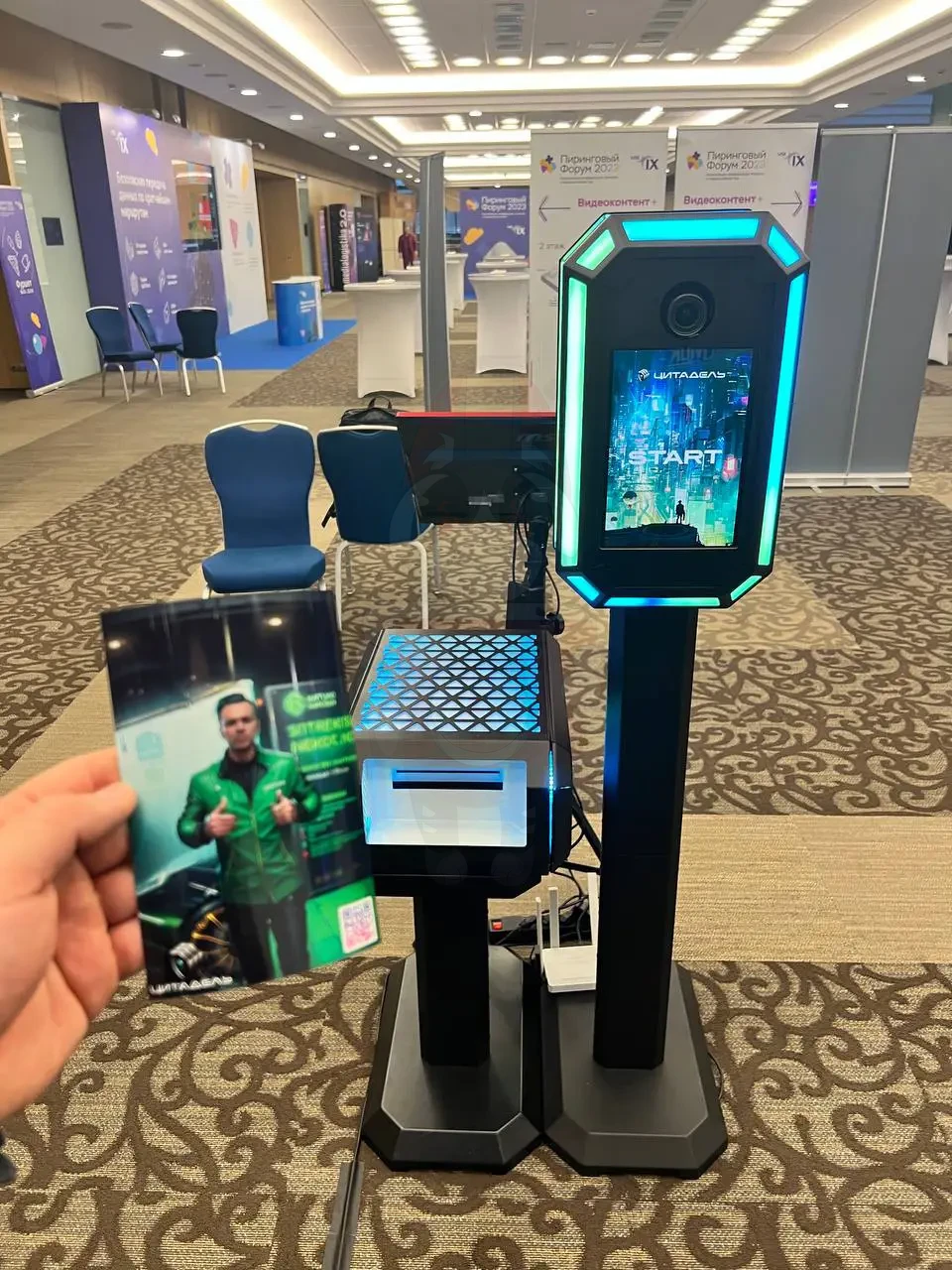 Фотостойка MixUp с принтером и напечатанное фото в стиле нейросети на стенде Цитадель