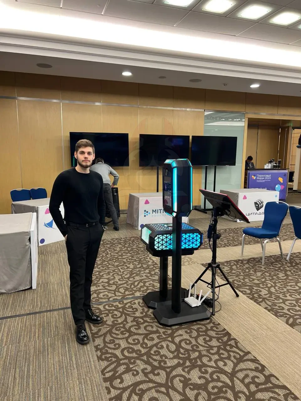 Оператор рядом с фотобудкой MixUp и сенсорной панелью отправки на Пиринговом форуме