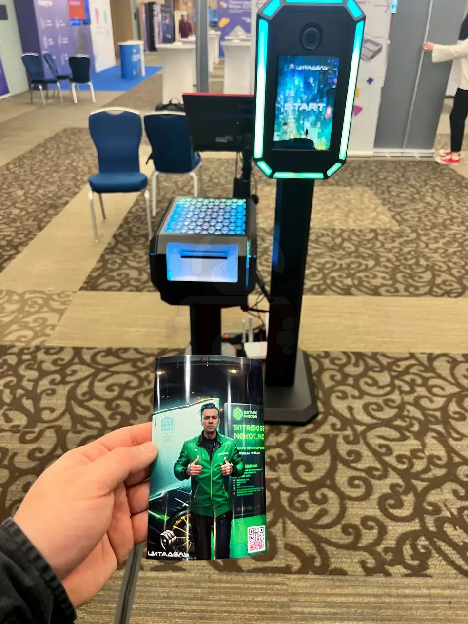 Результат нейросети: портрет в кастомном стиле с брендированием Цитадель на фоне фотостойки