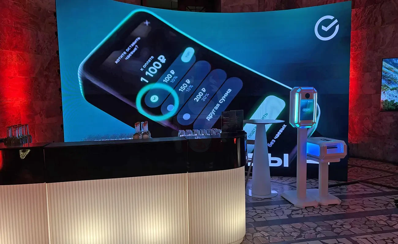 Фотостойка с нейросетью и радиусный LED-экран на мероприятии СберБизнес в Этнографическом музее Петербурга