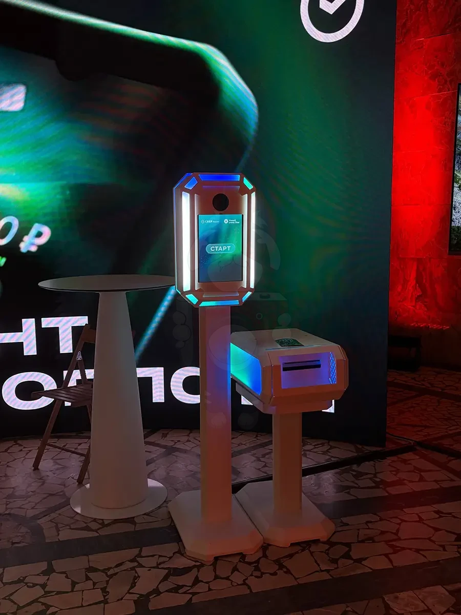 Фотостойка с нейросетью крупным планом на фоне радиусного LED-экрана в Этнографическом музее