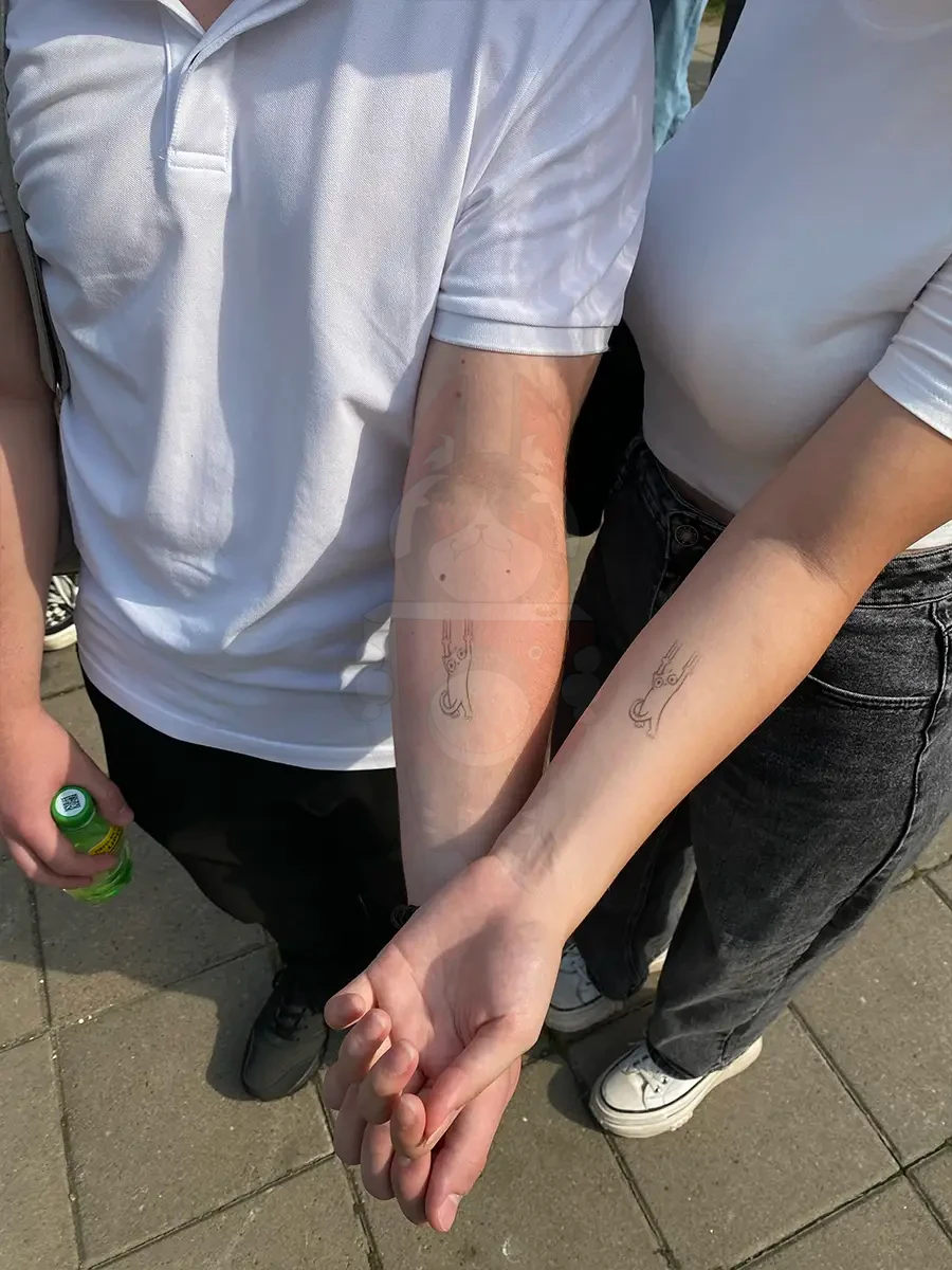 Парные временные татуировки с рисунком кота на предплечьях