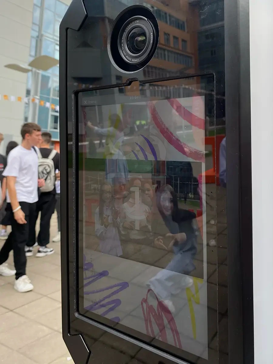 Экран фотобудки MixUp с отражением студентов на Дне знаний в СПбГУТ